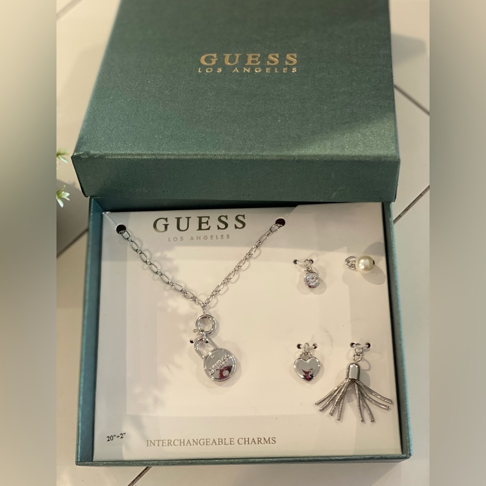 GUESS Silver Interchangeable Charm Necklace Set - Versatile and Stylish🩶